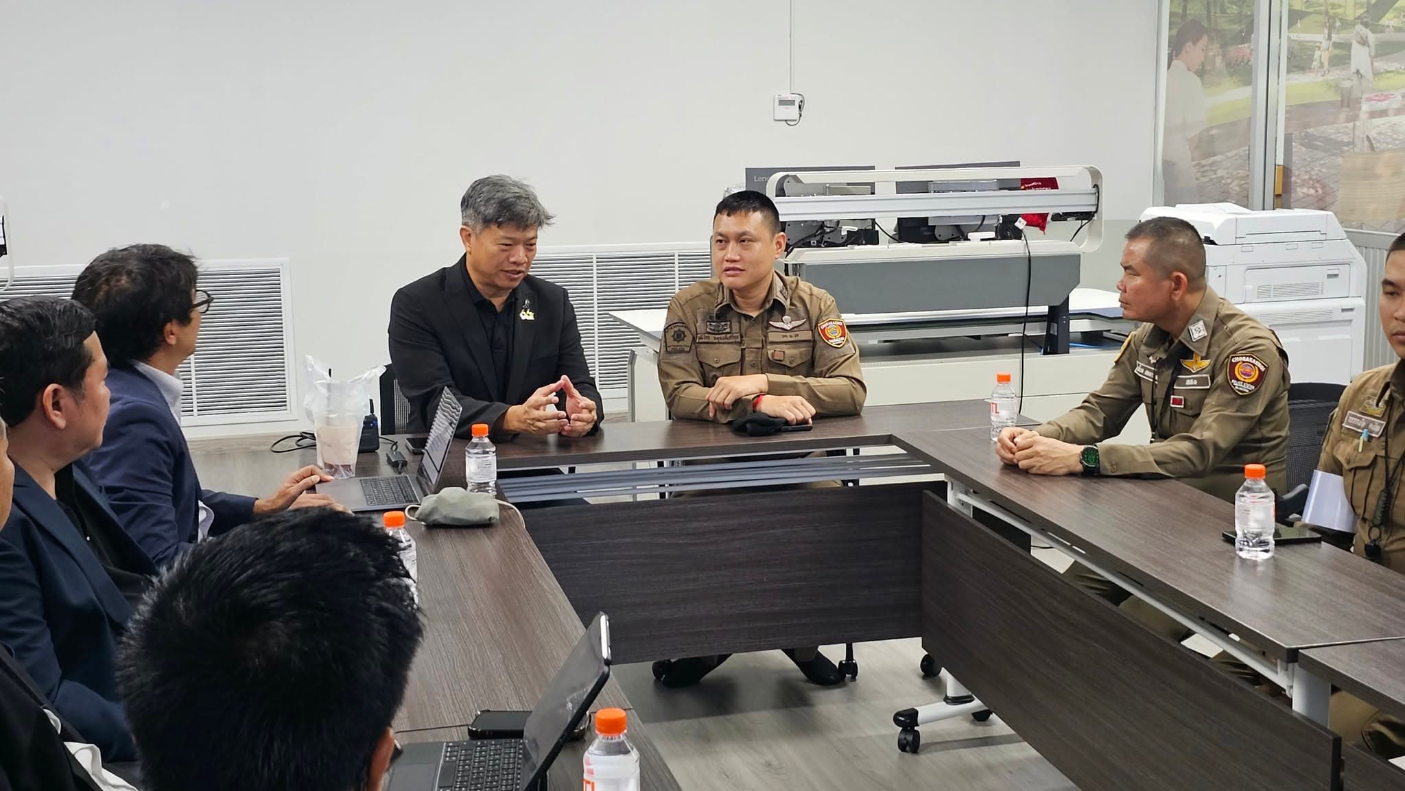 ประชุมการจัดระเบียบจราจร รณรงค์ขับขี่ปลอดภัย และหารือแนวทางการป้องกันเหตุไม่คาดคิด ให้แก่นักศึกษาขณะอยู่ทั้งในและนอกสถาบันฯ
