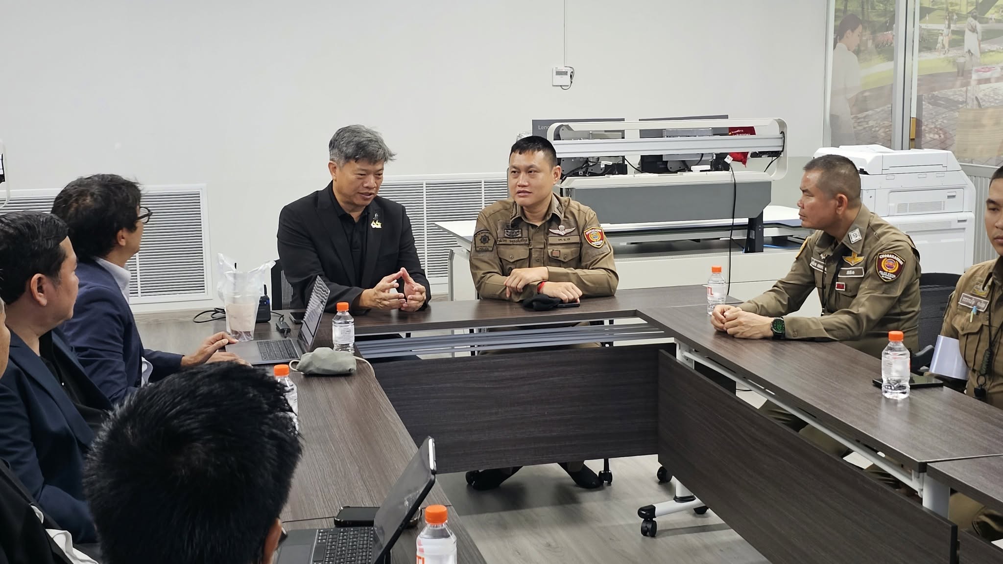 ประชุมการจัดระเบียบจราจร รณรงค์ขับขี่ปลอดภัย และหารือแนวทางการป้องกันเหตุไม่คาดคิด ให้แก่นักศึกษาขณะอยู่ทั้งในและนอกสถาบันฯ