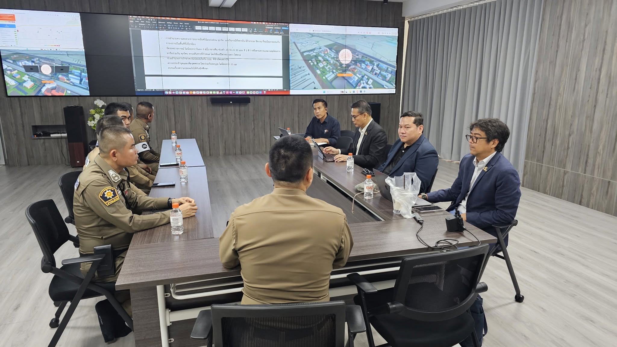 ประชุมการจัดระเบียบจราจร รณรงค์ขับขี่ปลอดภัย และหารือแนวทางการป้องกันเหตุไม่คาดคิด ให้แก่นักศึกษาขณะอยู่ทั้งในและนอกสถาบันฯ